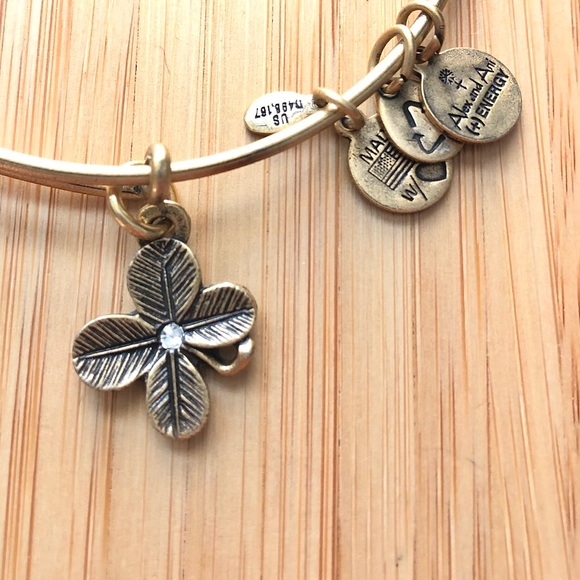 ** EVERYTHING $10 ** Alex and Ani Gold Four Leaf Clover Bangle - Picture 2 of 3